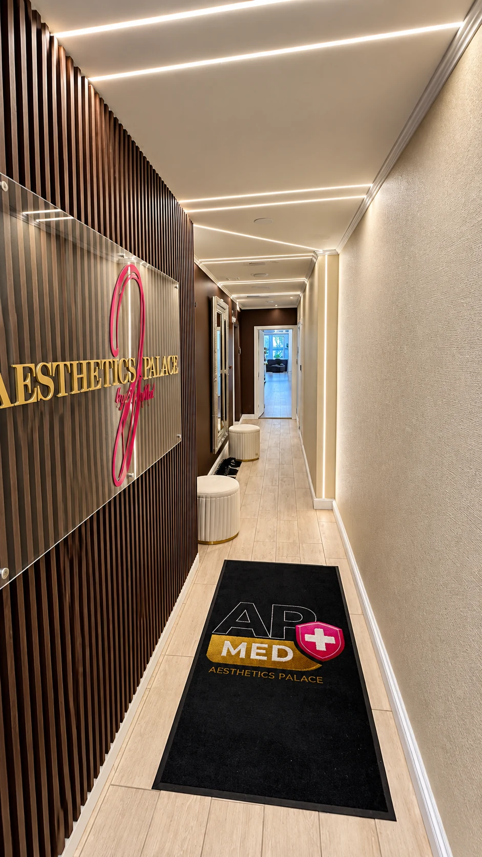 Az AP MED Center bejárati folyosója Aesthetics Palace felirattal és AP MED lábtörlővel