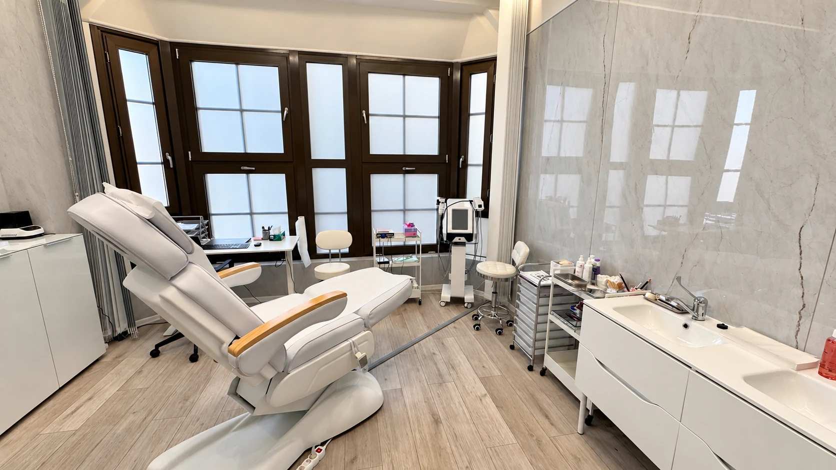 Az AP MED Center kezelőhelyisége kezelőszékkel és ablakokkal