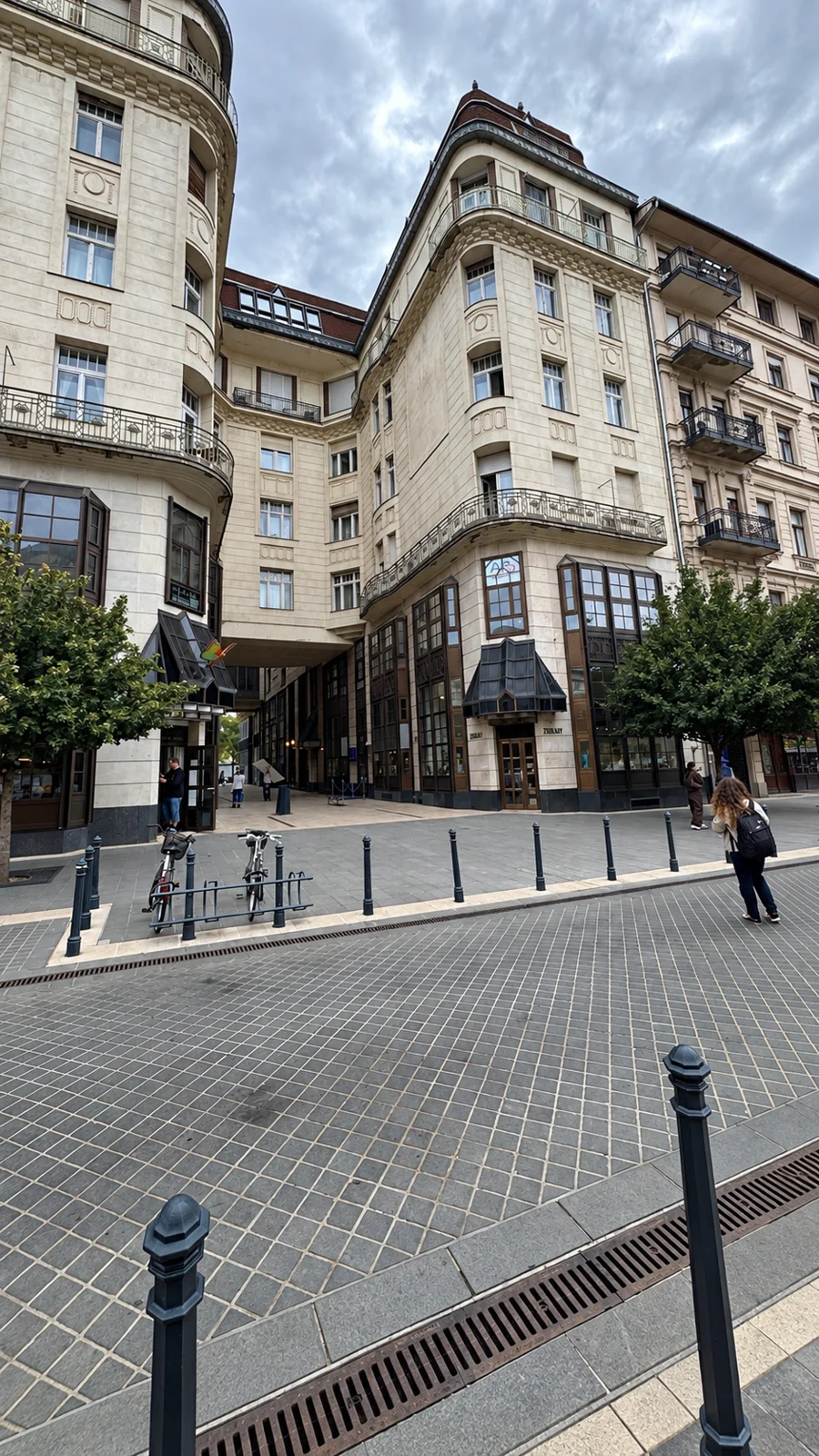 Az AP MED Center épületének külső nézete a József nádor téren