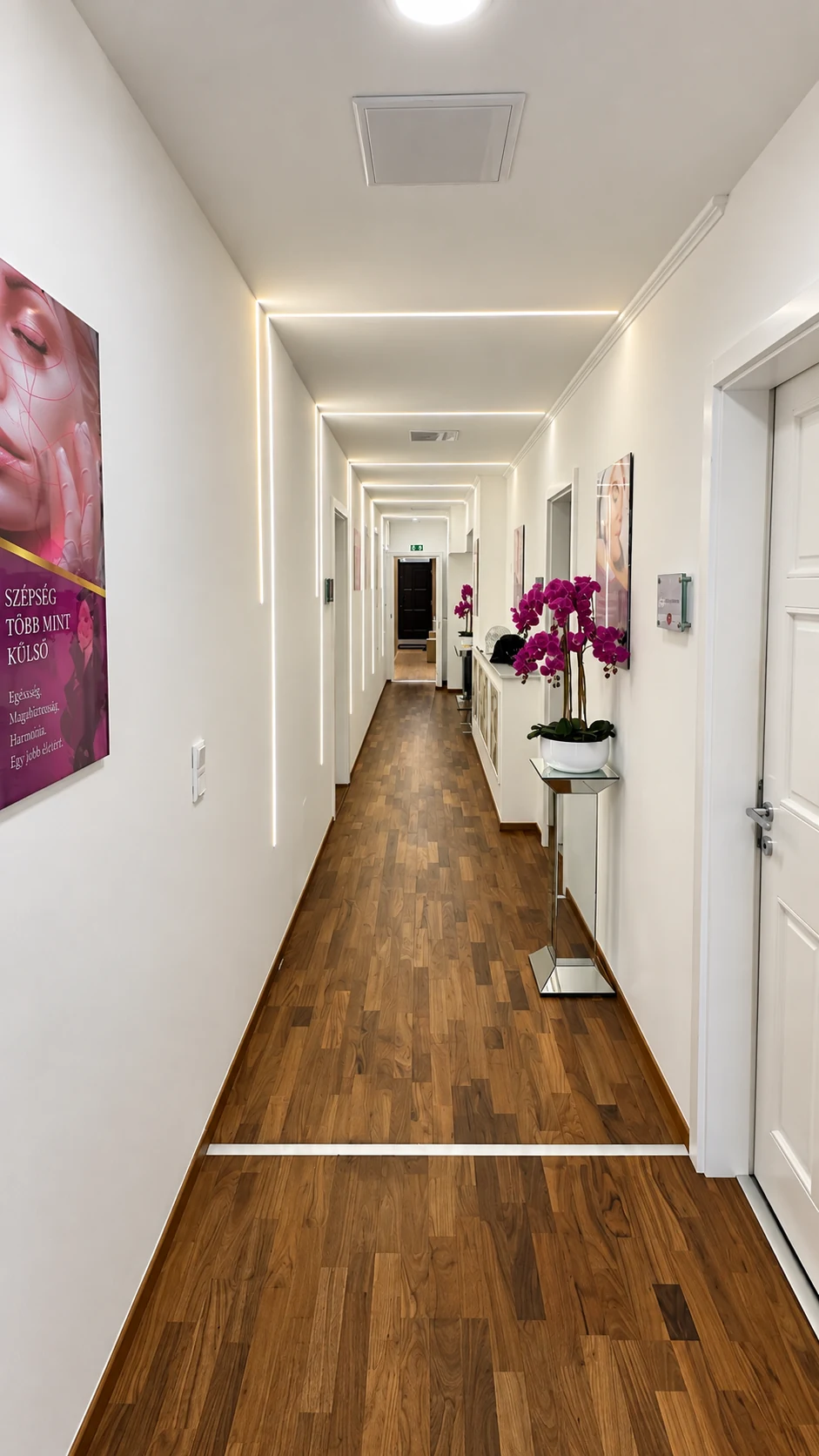 Az AP MED Center világos belső folyosója orchideákkal